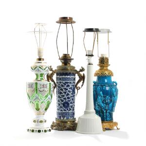 Fire bordlamper af porcelæn og glas. To med montering og stand af messing. 20. årh. H. inkl. montering 63-71,5. 4