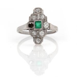 Smaragd- og diamantring af 14 kt. hvidguld prydet med smaragdslebet smaragd omkranset af talrige brillantslebne diamanter. Str. 56.