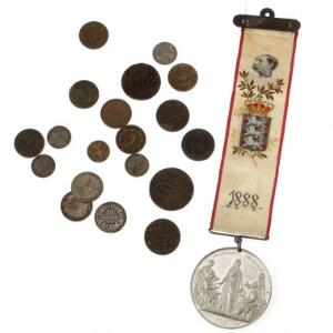 Lille lot på 17 danske og 2 norske skillingsmønter samt kunstindustrimedaille i tilhørende bånd fra Chr. IXs regeringsjubilæum 1888. 20