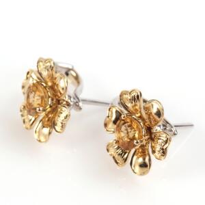 Et par citrinørestikker af 14 kt. guld- og hvidguld hver prydet med facetslebet citrin. 2