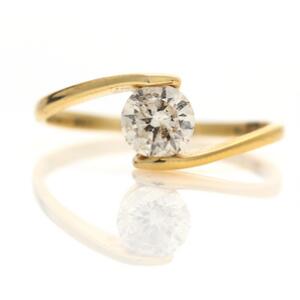 Diamantsolitairering af 14 kt. guld prydet med brillantslebet diamant. Str. 53.