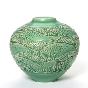 Nils Thorsson Vase af fajance modelleret med fiskemotiver i relief. Dekoreret med transperant, grøn glasur. Sign. monogram, Kgl. P. H. 24,5.