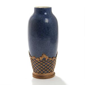 Sevres vase af blåmeleret porcelæn monteret med fodstykke af forgyldt bronze. Frankrig ca. 1900. H. 23.