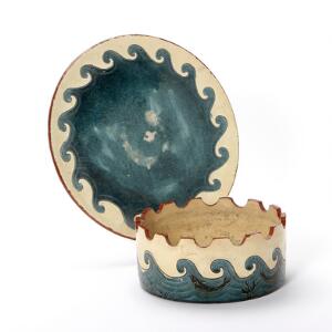 Ellen Panum Skønvirkeskål og fad af lertøj, dekoreret med havmotiver i relief. 2