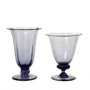 Jacob Bang Viol. To vaser af transperant, lilla glas. Udført hos Holmegaard. H. hhv. 21. og 23. 2