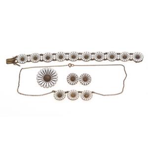 Georg Jensen Margueritsæt og Aksel Michelsen Margueritsæt af forgyldt sterling sølv bestående af halskæde, øreclips, broche og armbånd. 5