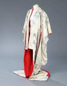 Furisode kimono af silke, med sølvtrækkeri i form af påfugle. Japan, 20. århundredes midte. L. c. 185 cm.
