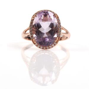 Ametyst- og diamantring af 14 kt. pink guld prydet med talrige facetslebne ametyster omkranset af brillantslebne diamanter. Str. 55.