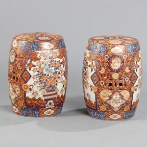 Et par kinesiske garden seats af porcelæn, dekorerede i rødbrunt, gult og blåt. 20. årh. H. 46. 2