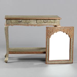 Spejl og konsol, rigt beklædt med messing og kobberblik, prydet med blomster, bladværk og ornamentik. Saudi Arabien. 20. årh. 2