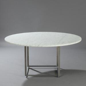 Poul Kjærholm PK-54. Spisebord med stel af rustfrit stål, forsynet med cirkulær plade af hvid marmor. Udført hos Fritz Hansen.