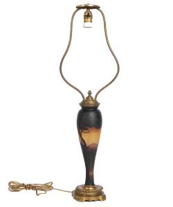 Edmund Etling Richard. Art nouveau bordlampe af overfangsglas. Udført hos Lötz Witwe Klostermühle. 20. årh. H. inkl. montering 82.