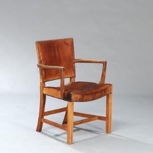 Kaare Klint Den røde stol. Armstol med stel af patineret eg. Sæde og ryg betrukket med messingsømbeslået patineret Nigerskind.