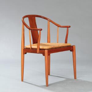 Hans J. Wegner Kinastol. Armstol af mahogni. Løs hynde i sæde betrukket med dybthæftet patineret naturskind. Model 4283. Udført hos Fritz Hansen.