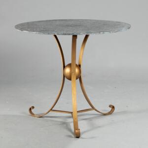 Raymond Subes, stil Rundt bord med stel af guldmalet jern, plade af sortbroget marmor. H. 72. Diam. 83.