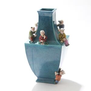 Robin egg. Kinesisk vase af porcelæn dekoreret med figurer i form af legende børn, bund med segl. 20. årh.s første halvdel. H. 32.