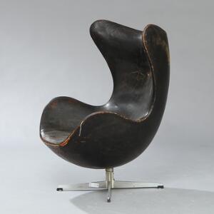 Arne Jacobsen Ægget. Hvilestol med profileret stamme af aluminium, betrukket med sort patineret skind. Udført hos Fritz Hansen.