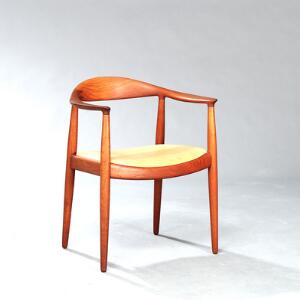 Hans J. Wegner The Chair. Armstol af teak, sæde betrukket med lyst naturskind. Model JH 503. Udført og mærket hos snedkermester Johannes Hansen, København.