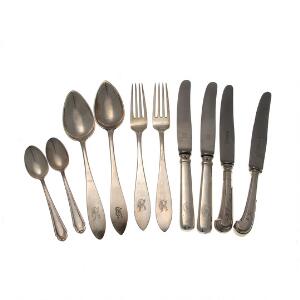 Samling diverse bestik af sølv bestående af gafler, skeer og teskeer. Tyskland mm, 19.-20. årh. Vægt 655 gr. 35