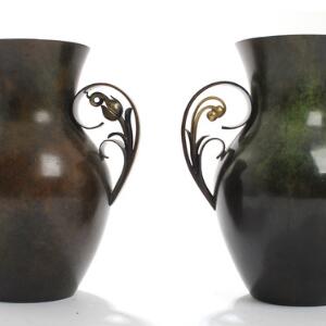 Dansk design To vaser af grøn- og brunpatineret bronze, ved hanke blomsterranker. Den ene vase stemplet Ildfast. H. 21. 2