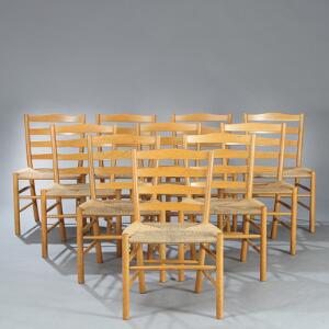 Kaare Klint Kirkestolen. Et sæt på ti stole med stel af eg. Sæder af flettet papirgarn. Model 4133. Udført hos Fritz Hansen. 10