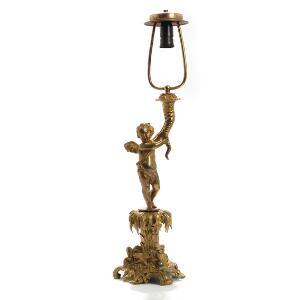 Bordlampe af forgyldt bronze, stamme støbt i form af putti holdende overflødighedshorn. 19. årh. H. inkl. montering 79.