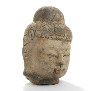 Kinesisk Guanyin hoved af udskåret sten, del af statue. 16.-17. årh. H. 30.