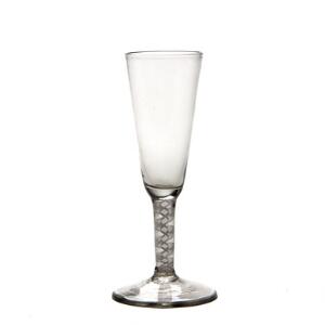 Champagneglas med tulpe- og en enkelt med spidsformet cuppa, cylindrisk stilk med hvide opalspiraler. England, ca. 1800. H. 17,5-19,5 cm. 7