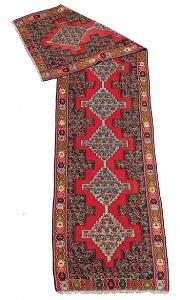 Senneh Kelim løber, prydet med geometrisk mønster på rød bund. Persien. 20. årh.s slutning. 330 x 83.