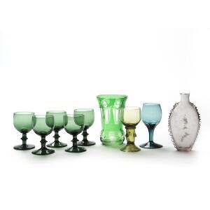 Lommelærke af klart glas med rigler på siderne, syv forskellige grønne vinglas, samt bøhmisk bæger med grønt overfang. 19.-20. årh. H. 10-14,5 cm. L. 16 cm. 9