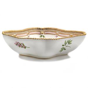 Flora Danica firsidet skål af porcelæn, dekoreret i guld og farver med blomster. 3510. Royal Copenhagen. L. 22 x 22 cm.