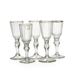 Fem barok vinglas, cuppa med  længdefacetter rester af guld ved mundrand, stilk med facetteret knap. Bøhmen-Schlesien. 18. årh.  H. 17 cm. 5