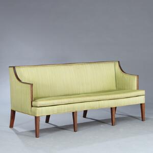 Lysberg, Hansen og Therp Frtitstående tre-personers sofa med ottebenet stel af mahogni. Sæde, sider og ryg betrukket med lys grøn silke.