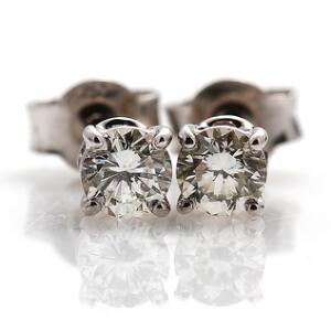 Et par diamantørestikker af 18 kt. hvidguld hver prydet med brillantslebet diamant. 2