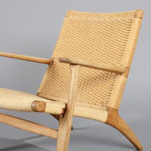 Hans J. Wegner CH 25. Lænestol med sæde og ryg af flettet papirgarn. Tegnet 1950. Udført hos Carl Hansen  Søn, Odense.