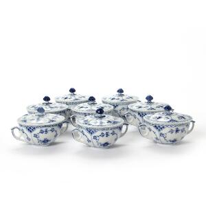 Musselmalet otte bouillonkopper med låg af porcelæn, dekorerede i underglasur blå. Royal Copenhagen. 8