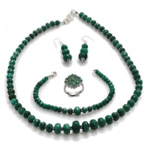 Smaragdsmykkesæt af sterling sølv og metal bestående af halskæde, ring, ørestikker og armbånd prydet med perler af facet- og cabochonslebne smaragder. 5