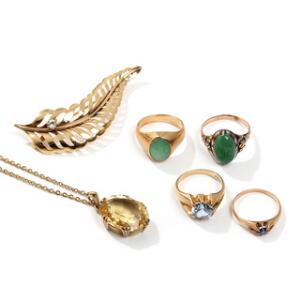 En samling smykker af 14 kt. guld, bestående af broche, fire ringe og halskæde. Ringstr. 54-58. Broche L. 6,3. 6