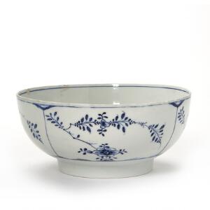 Musselmalet skål af porcelæn, dekoreret i underglasur blå med blomster. Den kongelige Porcelainfabrik, ca. 1800. Diam. 26,5 cm.