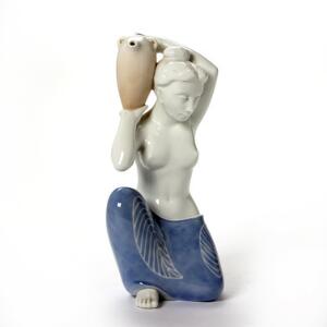 Figur af porcelæn i form af siddende kvinde med vandkrukke, dekoreret i blå. Royal Copenhagen. 4359. Prøvemodel. H. 30 cm.