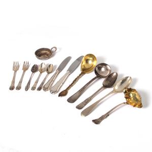 Samling diverse sølv bestående af skeer, gafler, knive mm. 18.-20. årh. Vægt eksl. dele med stål 990 gr. 397