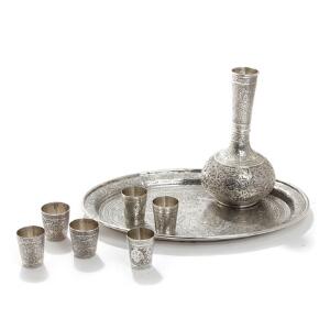 Persisk sættebakke, karaffel og seks drikkebægre af sølv, rigt støbt og ciseleret. Vægt ca. 844 gr. 20. årh. Bakke L. 29. 8