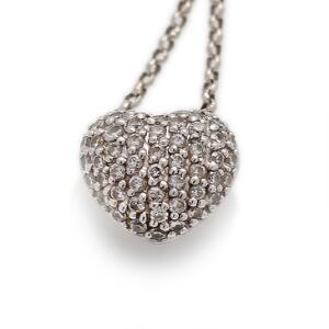 Diamantvedhæng af 14 kt. hvidguld i form af hjerte prydet med brillantslebne diamanter. Kæde af 14 kt. hvidguld samt sølvkæde medfølger. L. ca. 40 cm. 3