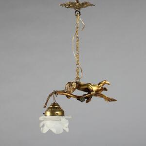 Loftslampe af delvis forgyldt bronze i form af putto med rosengren, skærm af matteret glas. 20. årh. H. inkl. ophæng 42.