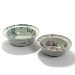 To orientalske bordskåle af porcelæn, dekorerede med figursceneri og fugl på gren. Den ene signeret. 18.-19. årh. Diam. 29 og 33. 2