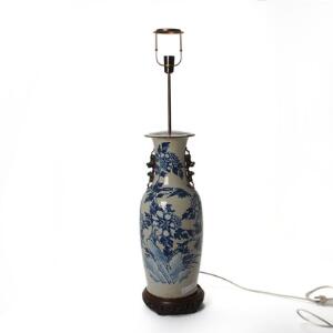 Kinesisk vase af porcelæn dekoreret med krakele glasur og blåt med blomstergrene og fugle. 20. årh. Monteret til lampe. H. 61 cm.