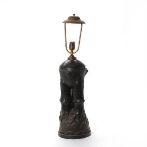 Lauritz Hjorth Stor bordlampe af terrakotta støbt med motiver i form af ugler, træstammer samt mus. H. inkl. skæmrholder ca. 79.