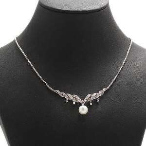 Perle-og diamanthalskæde af 14 kt. hvidguld prydet med barok kulturperle og talrige brillant-og enkeltslebne diamanter. L. 42 cm.