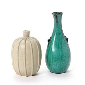 Svend Hammershøi, Arne Bang To vaser af hhv. lertøj og stentøj. Dekoreret med hhv. grønsort glasur samt lys grålig glasur. 2