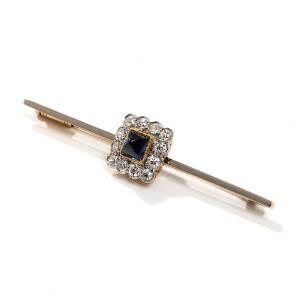 Svensk safir- og diamantnål af 18 kt. guld og hvidguld. L. 5,6. 1939.